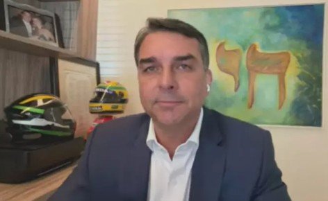 Flávio Bolsonaro divulga diplomas