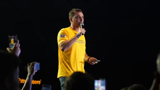 Suspeito de ameaça a Flávio Bolsonaro durante investigação em Juiz de Fora.