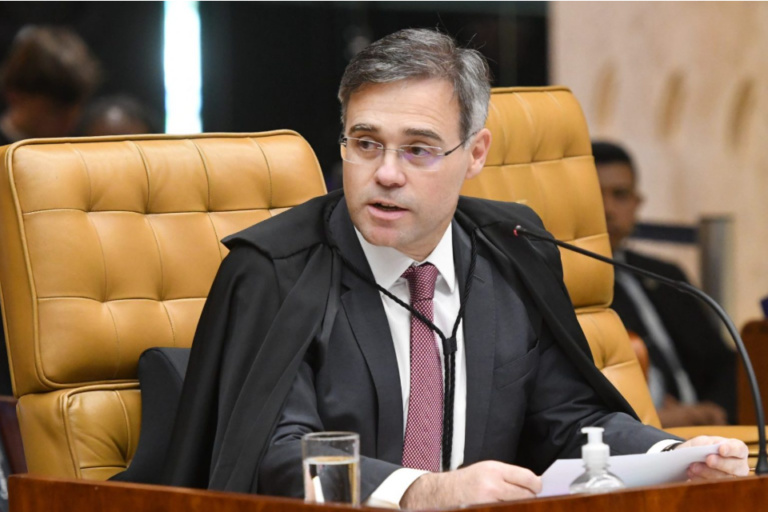 André Mendonça durante atuação como ministro do Supremo Tribunal Federal em caso relacionado às investigações do INSS.