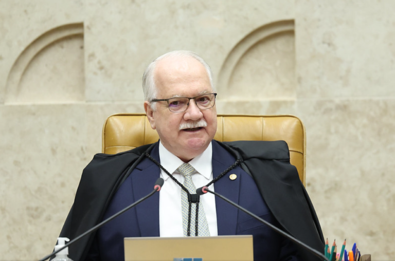 Edson Fachin durante sessão do STF defendendo o sigilo da fonte e a liberdade de imprensa.
