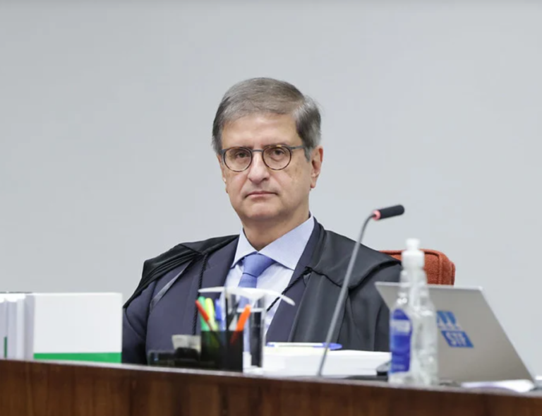 Flávio Bolsonaro durante agenda política enquanto STF analisa restrições de visitas ao ex-presidente Jair Bolsonaro.