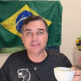 Ao vivo: Flávio dá entrevista em aeroporto de Juiz de Fora