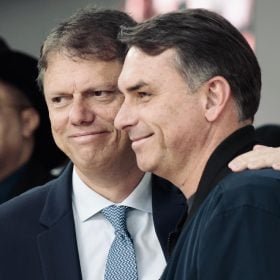 Tarcísio falta a desfile de 7 de Setembro e vai a culto com Flávio
